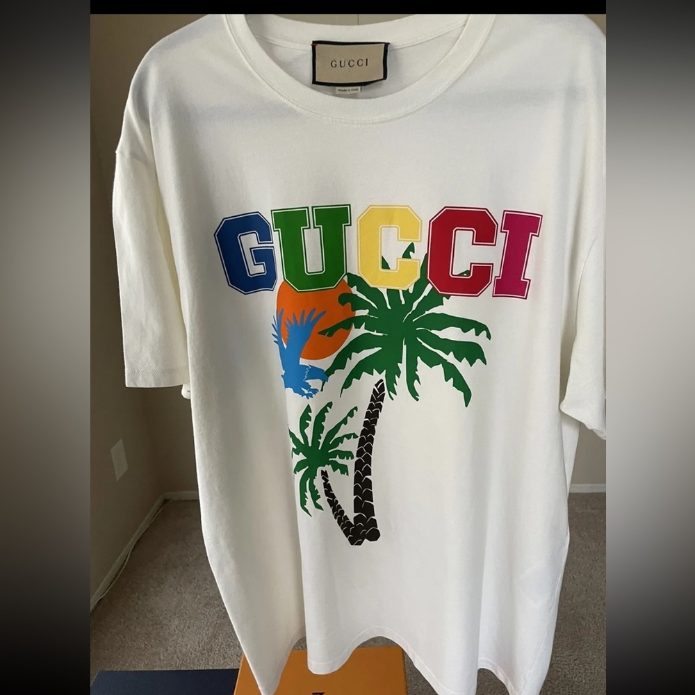 Gucci t shirt XL only worn once. In great condition Colorful and hard to find!